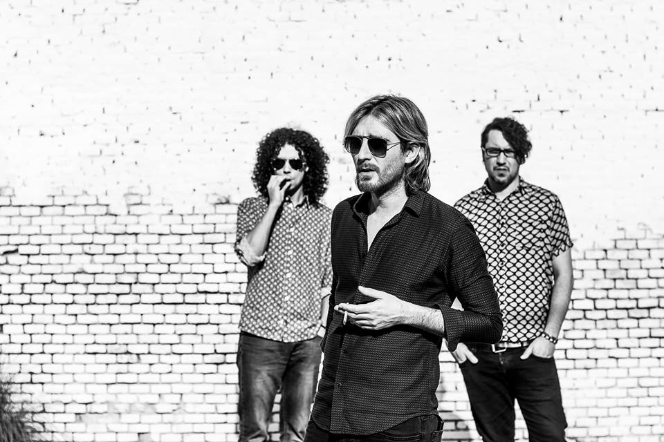 ALBUM DE DEBUT DE LA BANDA «CORAZONES ELECTRICOS».